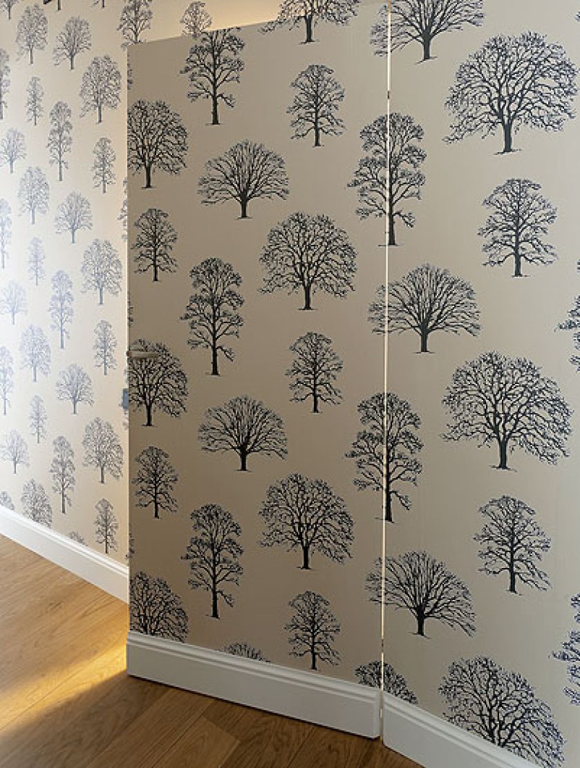 Tapeta w dęby, dzięki której gospodarze czują się jak w parku.