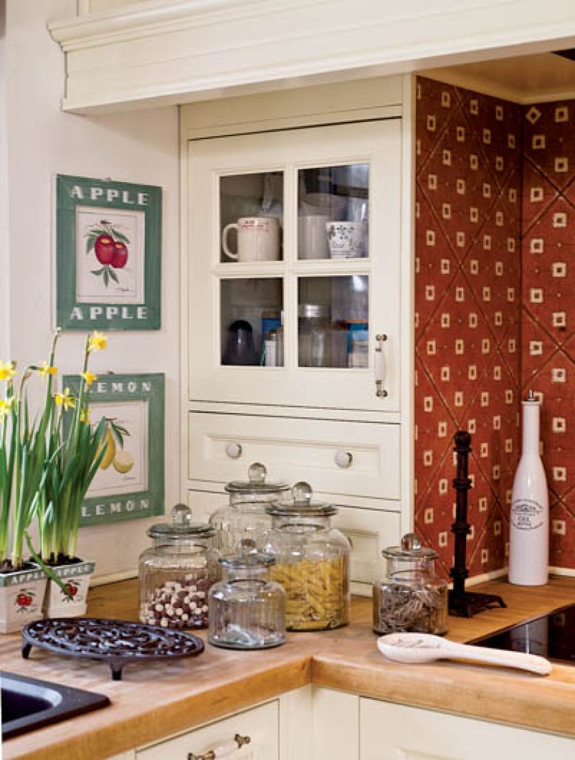 W domu pełno jest południowych bibelotów, mebli, tkanin.