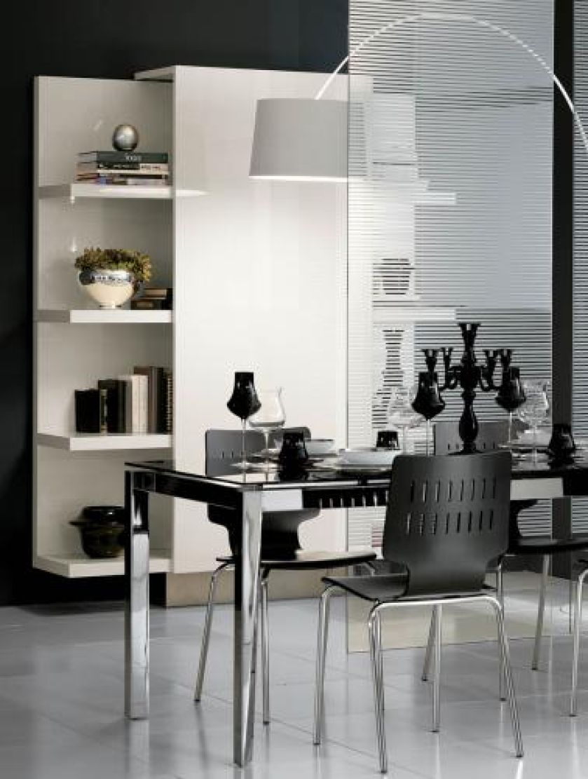 Kuchnia otwarta na salon - chromowany stół i krzesła pochodzą z kolekcji Scenery. SCAVOLINI