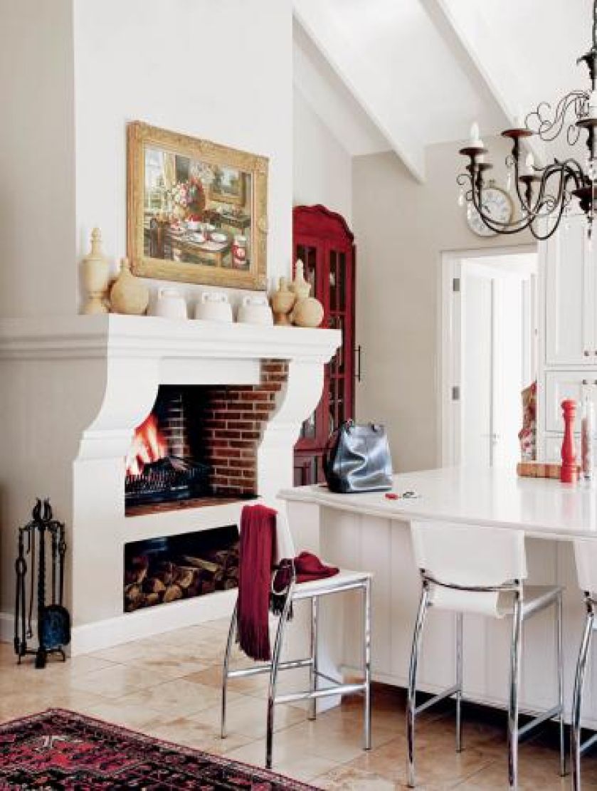 Na kominku stoją dekoracyjne naczynia.