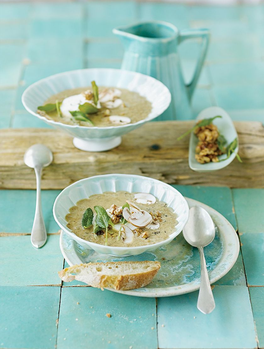 Zupa pieczarkowa z kosim serem i szałwią.