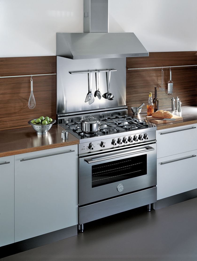 BERTAZZONI PROFESSIONAL może wisieć na ścianie albo schowamy go w szafkach, ma 4 poziomy prędkości pochłaniania i bardzo dużą