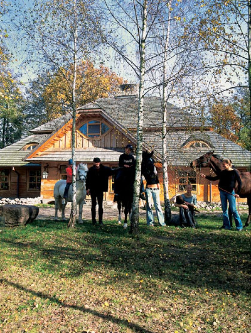 Każdy w rodzinie ma swojego konia. Dom z drewna i kamienia