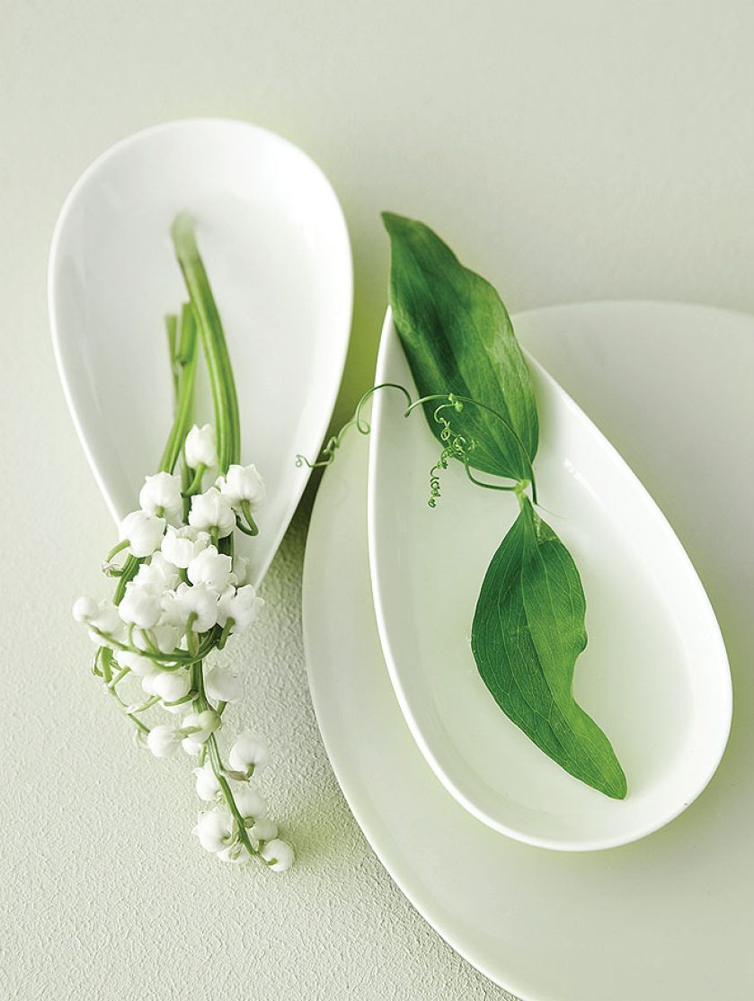 Smukłe konwalie i podłużne zielone liście babki zachwycą urodą ułożone w kokilkach łezkach. Elegancka i