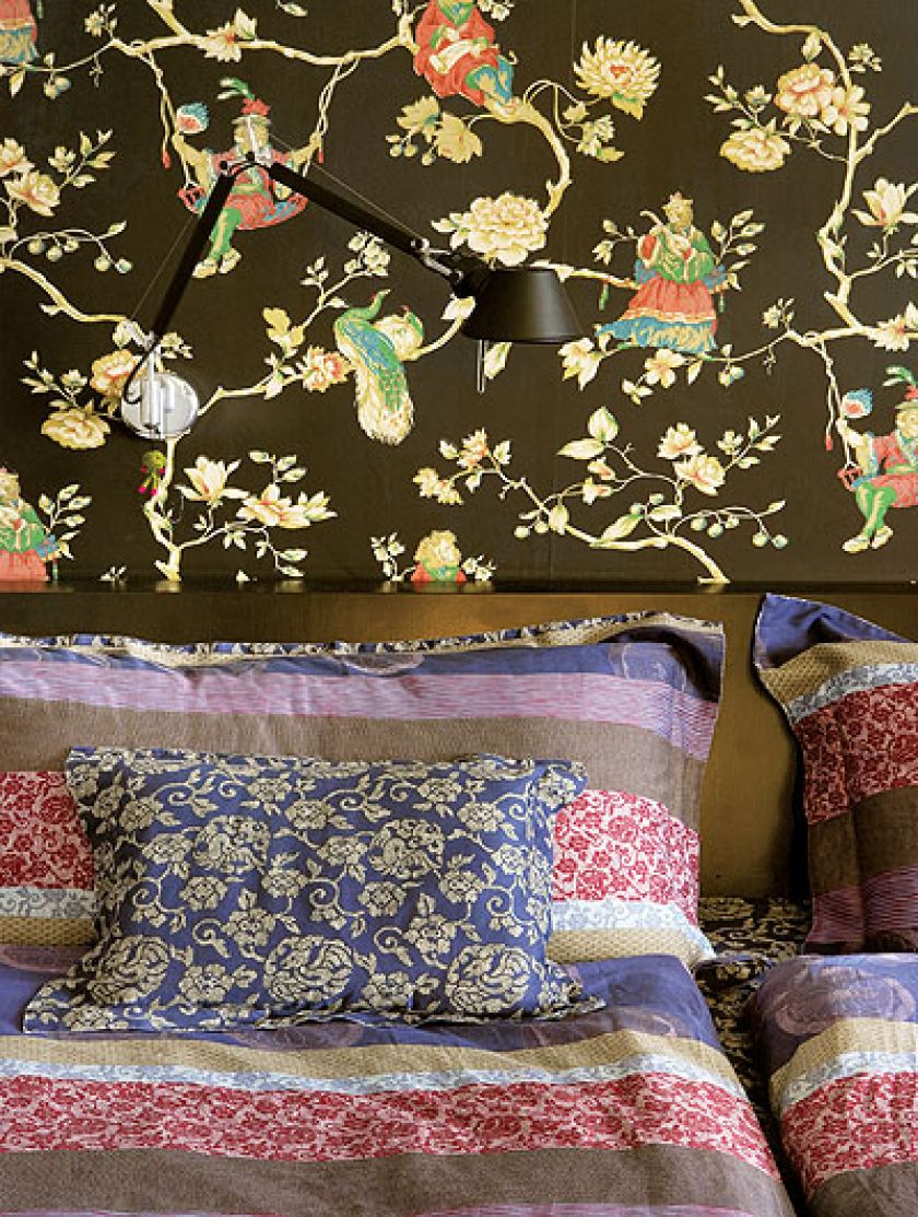 Mieszkanie z wanną w salonie