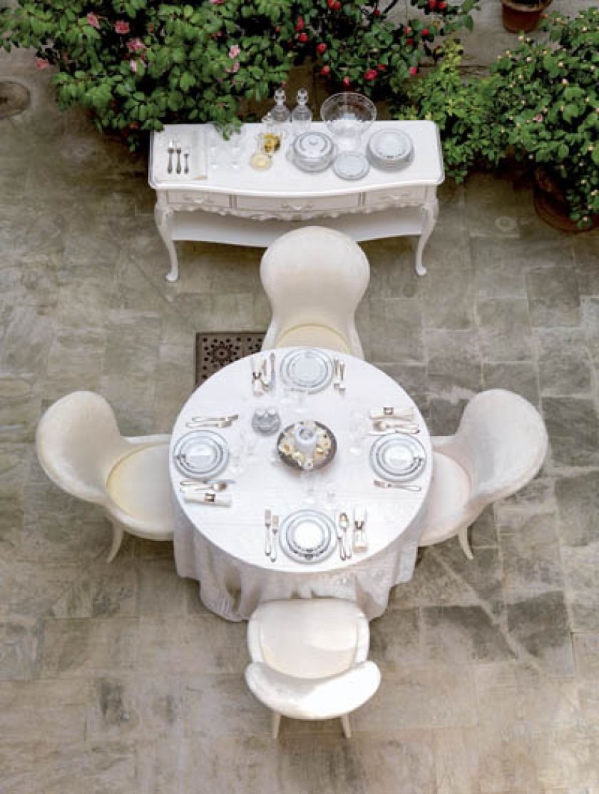 W sam raz na podwieczorek w ogrodzie. Do kompletu pomocnik z nogami jak ludwik. SAVIO FIRMINO