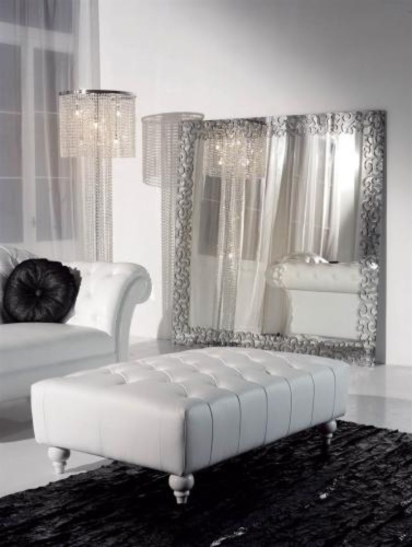 Aramis dostępne jest też w wersji stojącej (170 x 170 cm). Możemy zamówić ramę grawerowaną chromowaną lub połyskującą złotem.