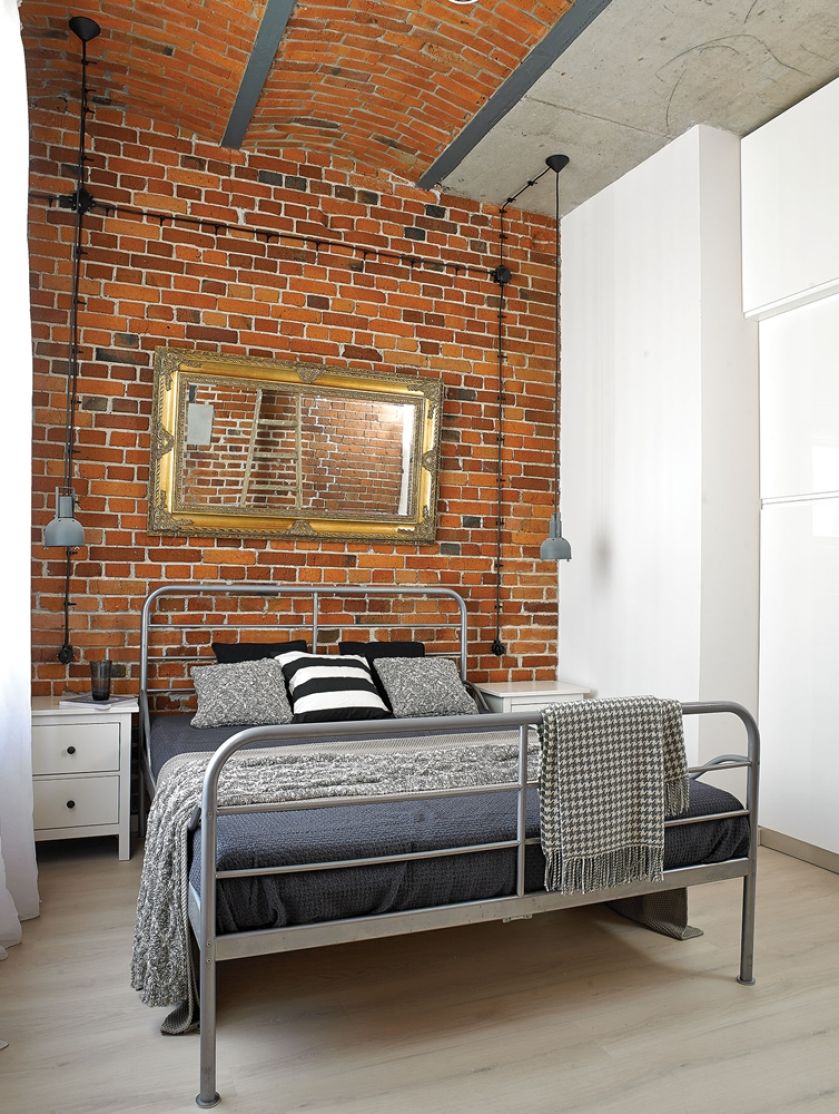 cegła na ścianie w sypialni