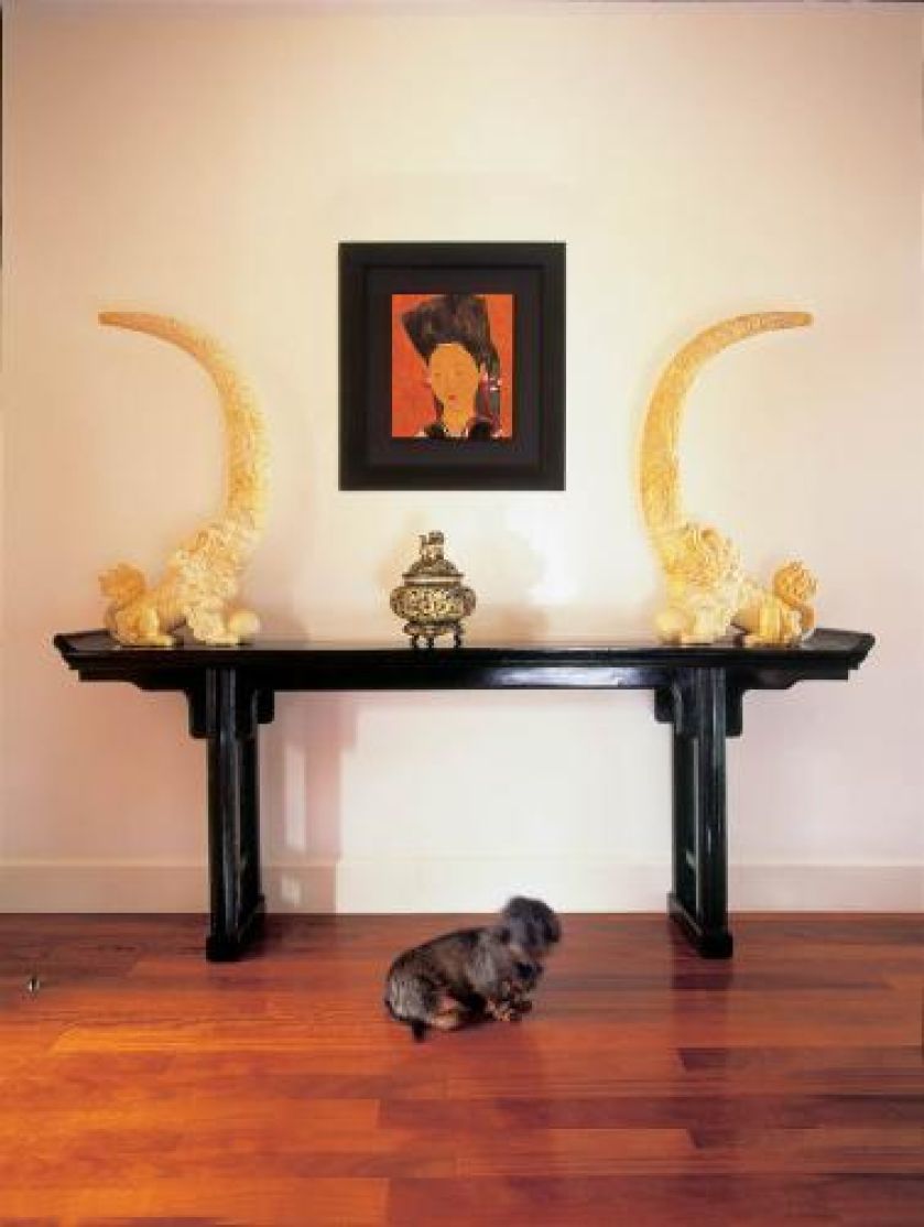 Na chińskiej ławie waza z Gór Marmurowych, w których pełno jest buddyjskich świątyń. Obraz z laki Hania i Bolek