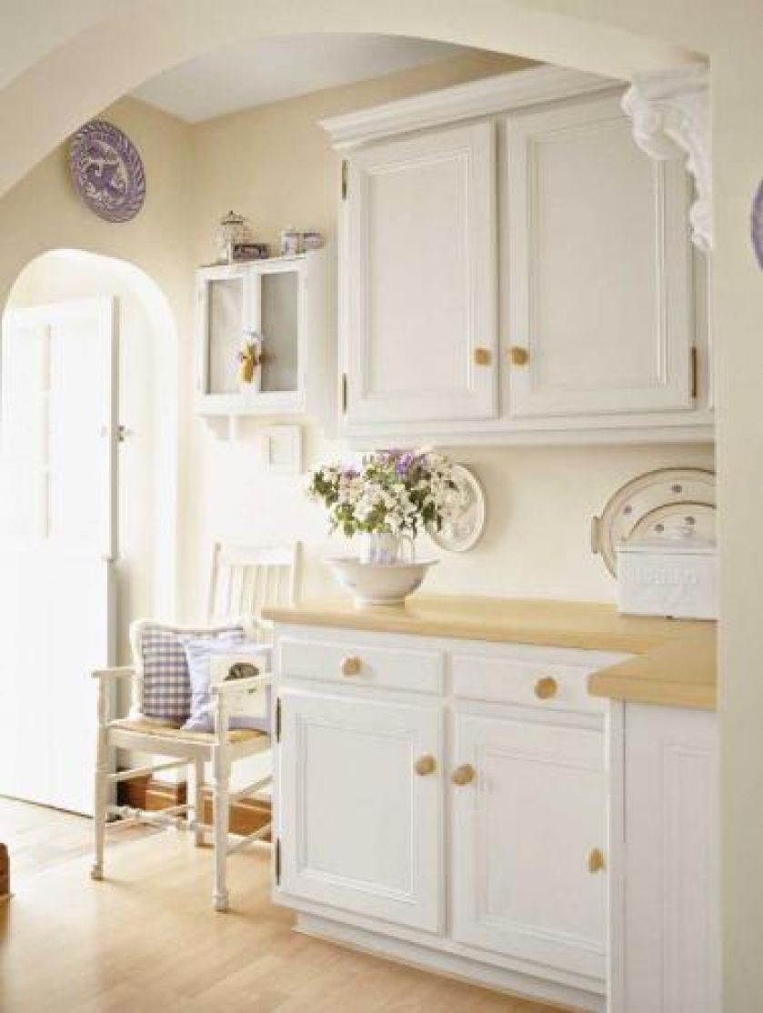 W kuchni Liz wyrzuciła część ponurych brązowych szafek po poprzednich właścicielach, a resztę przemalowała na kremowo.