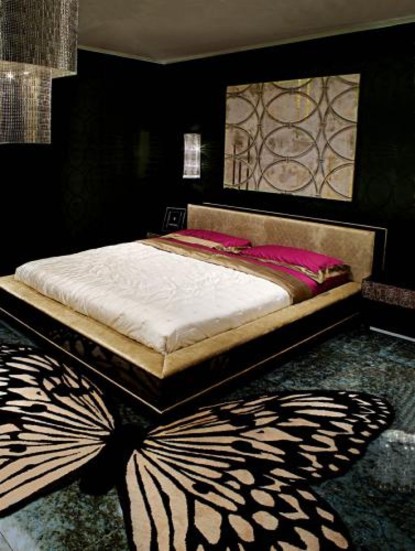 W stonowanym wnętrzu czasem potrzeba szczypty fantazji - tu do prostego łóżka wybrano dywan w kształcie motyla.