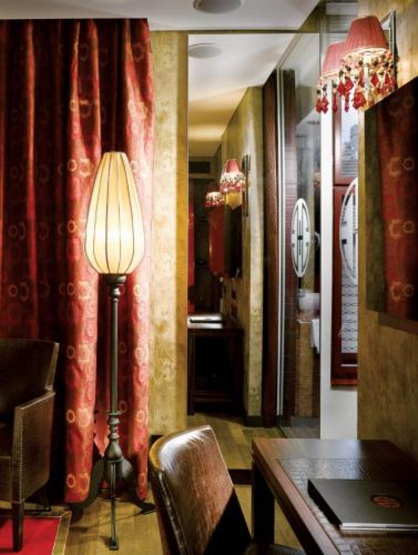 Wykonana na specjalne zamówienie hotelu Budda Bar w Pradze. Noga zrobiona z mosiądzu, abażur satynowy.