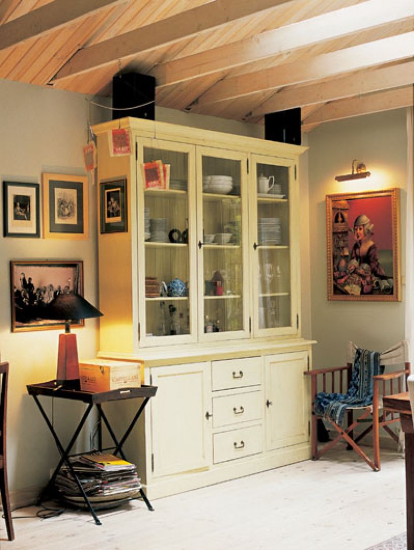 Biały kredens w jadalni. W letniskowym stylu