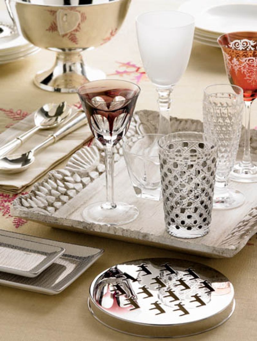 Cin, cin! Kryształowe szklanki i kieliszki od RCR. Fot. East News