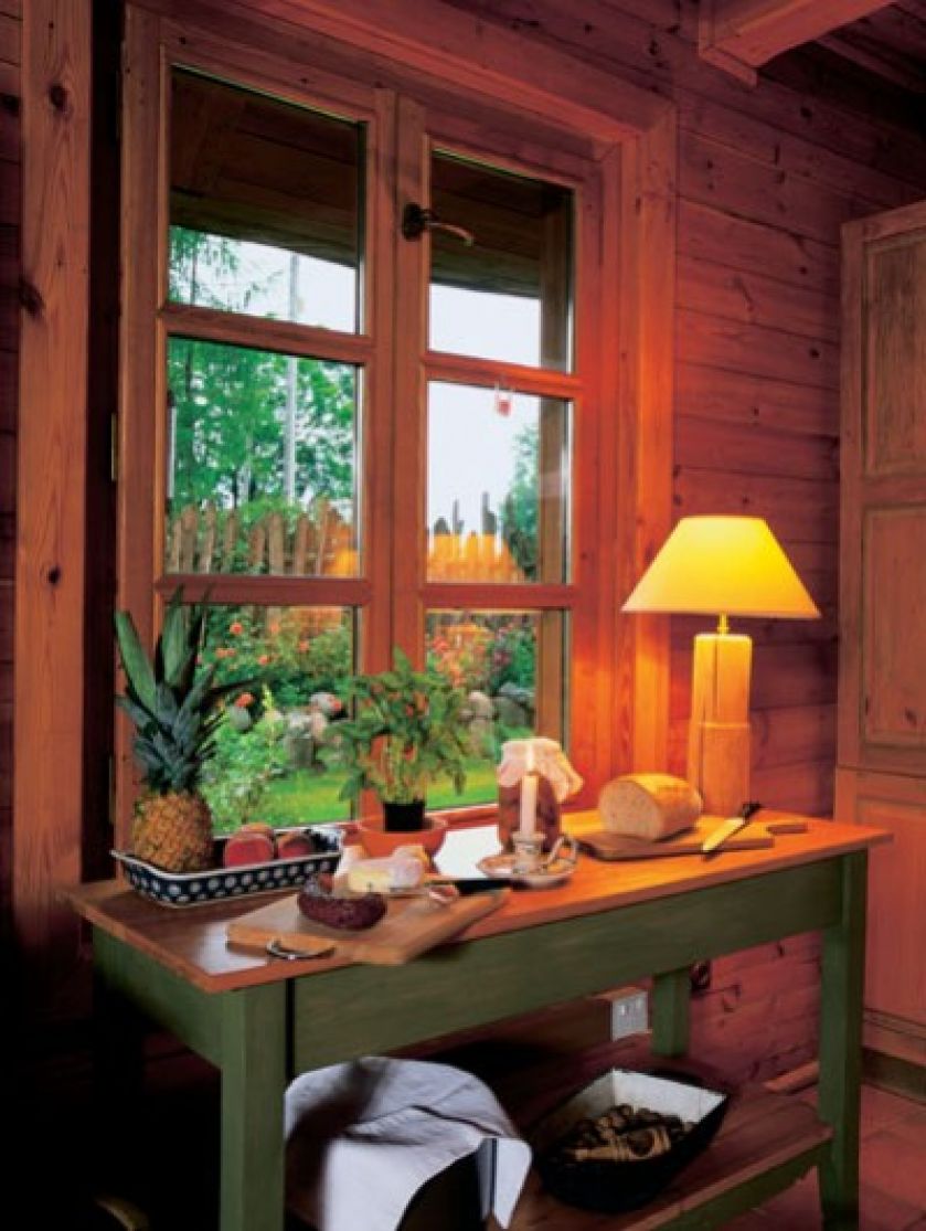 Drewniany barek sprawdza się jako kuchenny blat pod oknem.