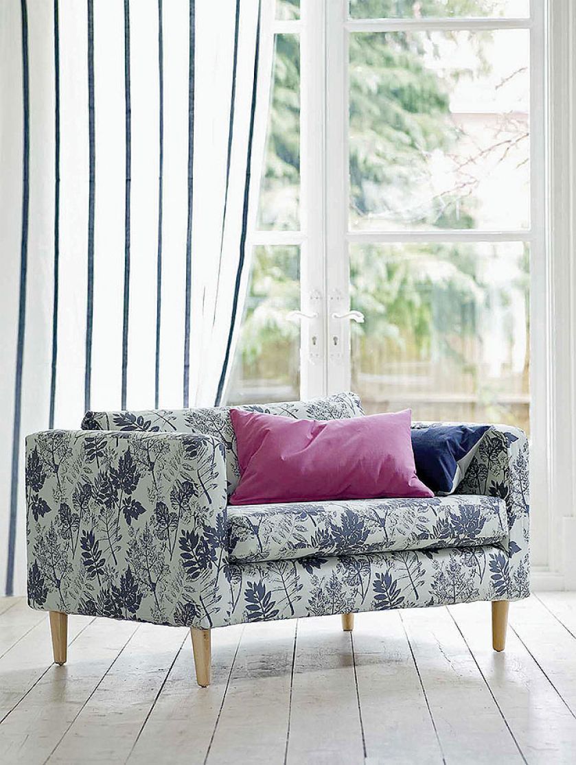 Jaką kanapę wybrać do salonu? Przede wszystkim wygodą i koniecznie we wzory i kolory zapożyczone z lasu, łąki, dżungli