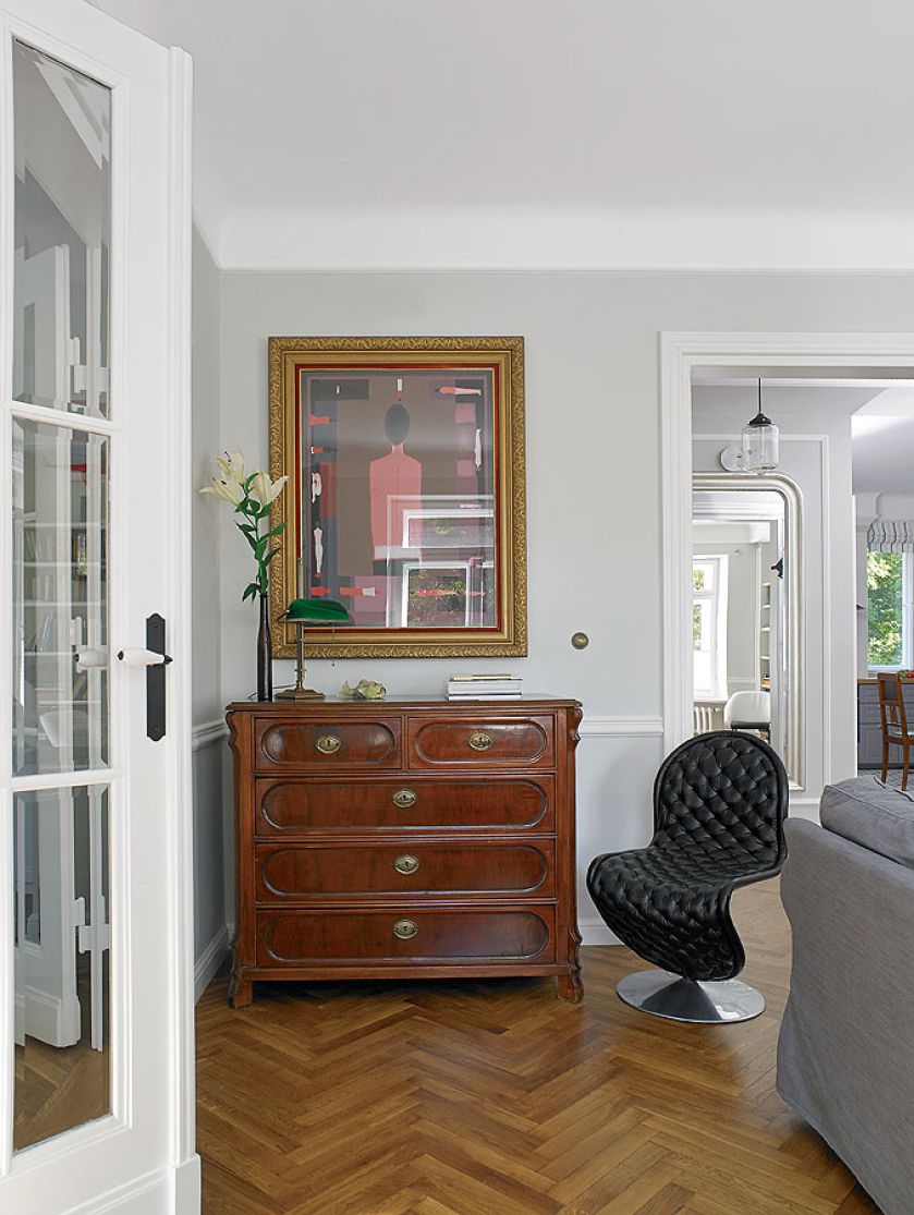 Nad komodą obraz Jerzego Nowosielskiego.