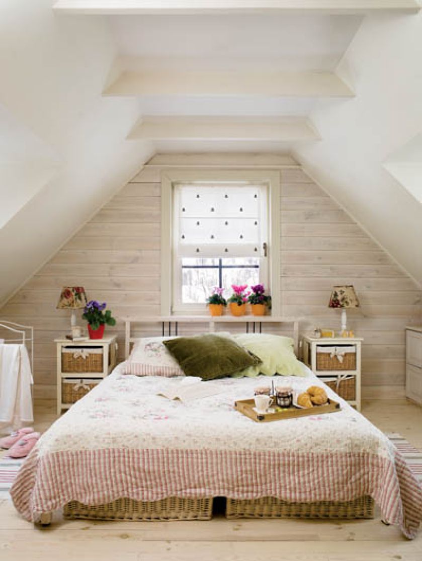 Sypialnia tonie w kwiatach. Dworek wystrojony na Wielkanoc