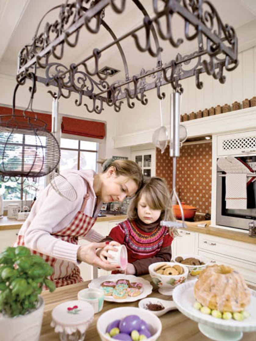 Talerze, malowane miski w owoce, patera i słoik na konfiturę przykryty haftowaną serwetką ze sklepu Coqlila.