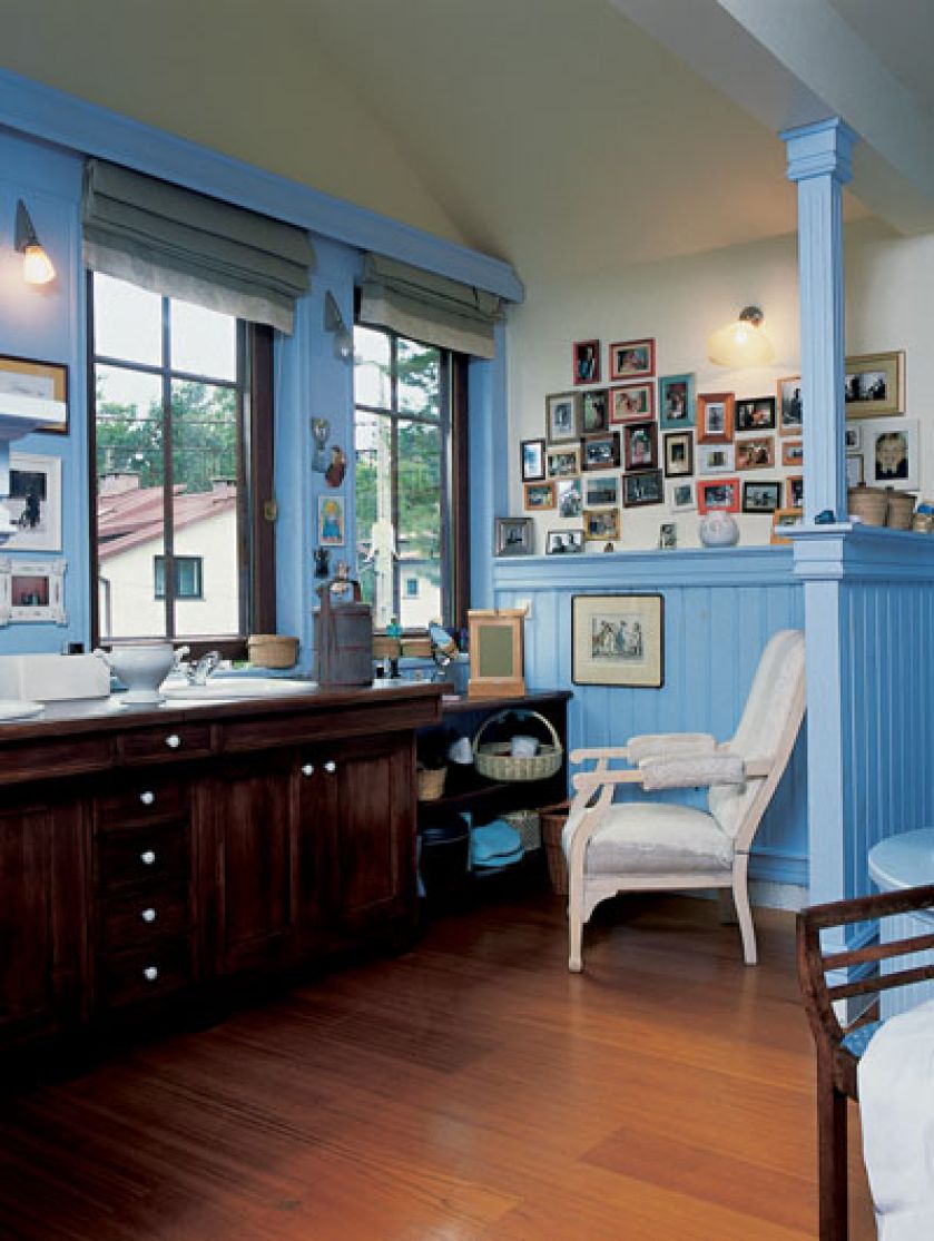 Życie rodzinne w tym domu zaczyna się każdego dnia w łazience. Jest tak obszerna, że mieszczą się w niej