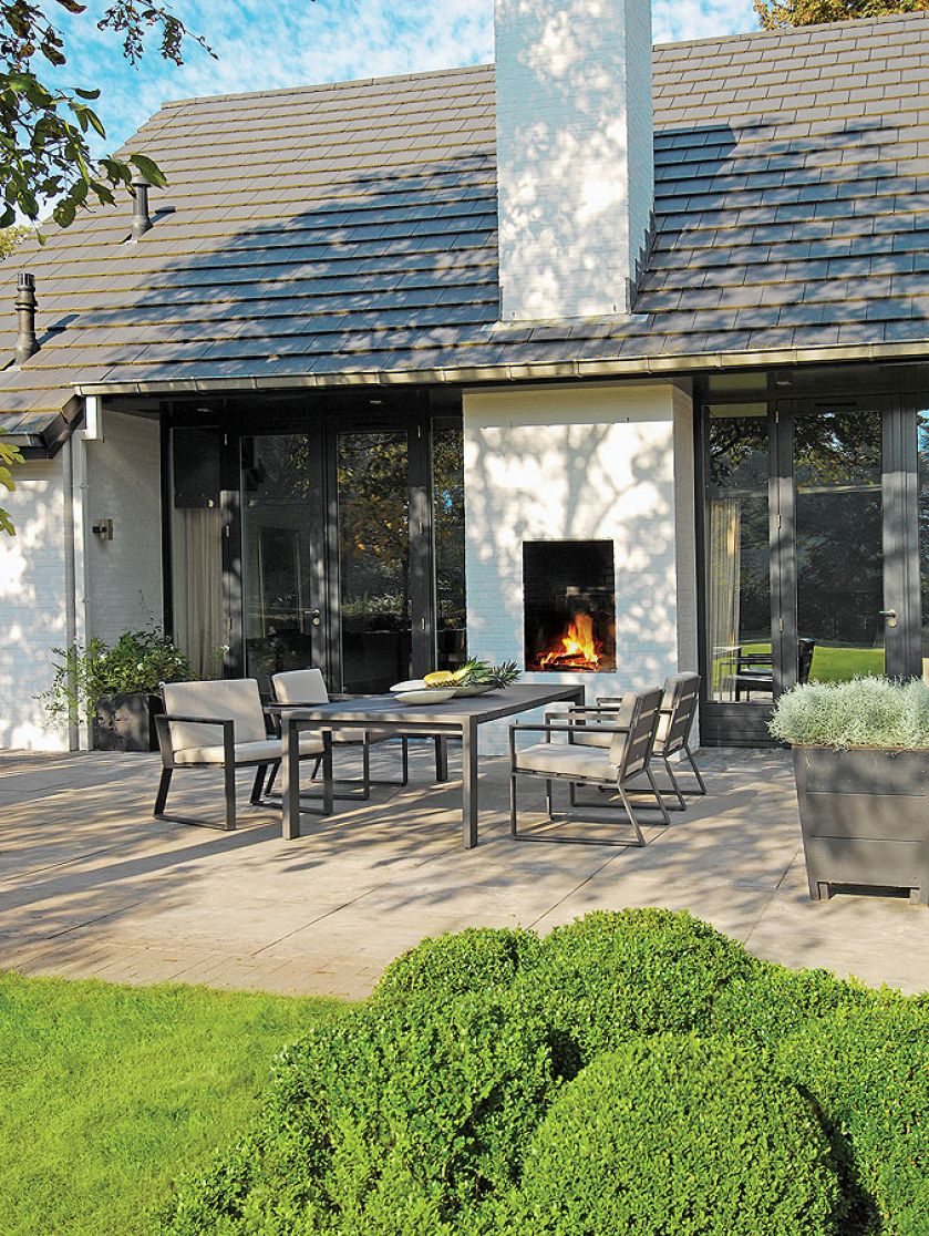 Fotel Samos z poduszkami za 3290 zł i stół za 8041 zł, aluminium w kolorze antracytowym, DECOLOR