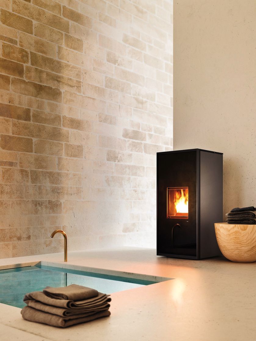 TILDA, stalowy z podwójnymi szklanymi drzwiami, na pilota z inteligentnym sterowaniem ciepłem, MCZ, mcz.it