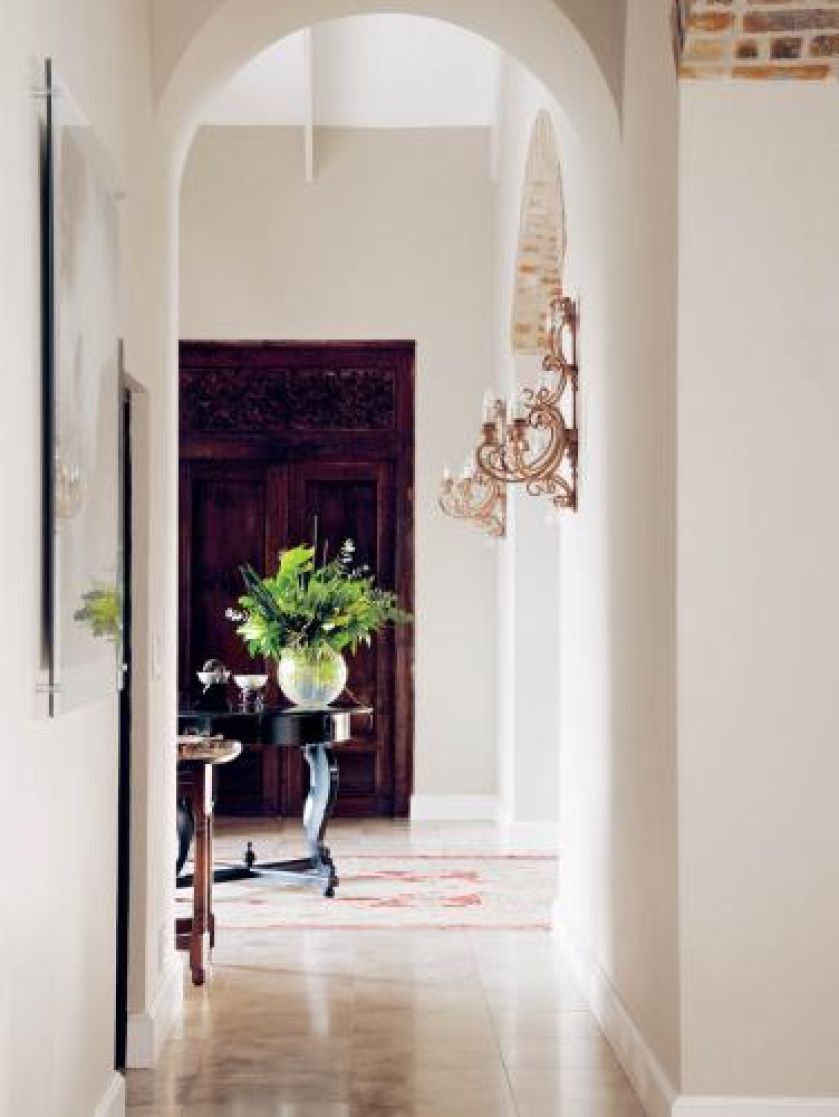 W holu uwagę zwracają zdobione drewniane drzwi szafy.