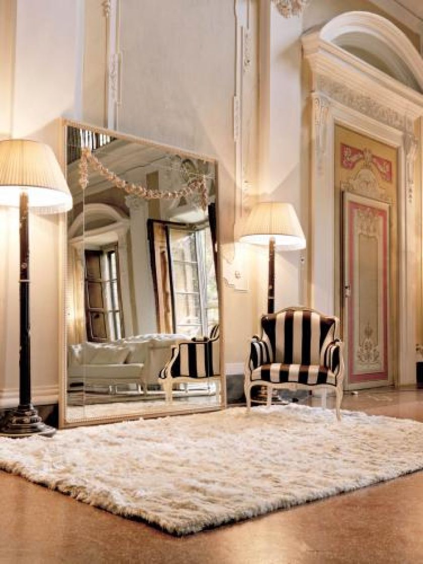 W takim zwierciadle przejrzy się cały salon. SAVIO FIRMINO