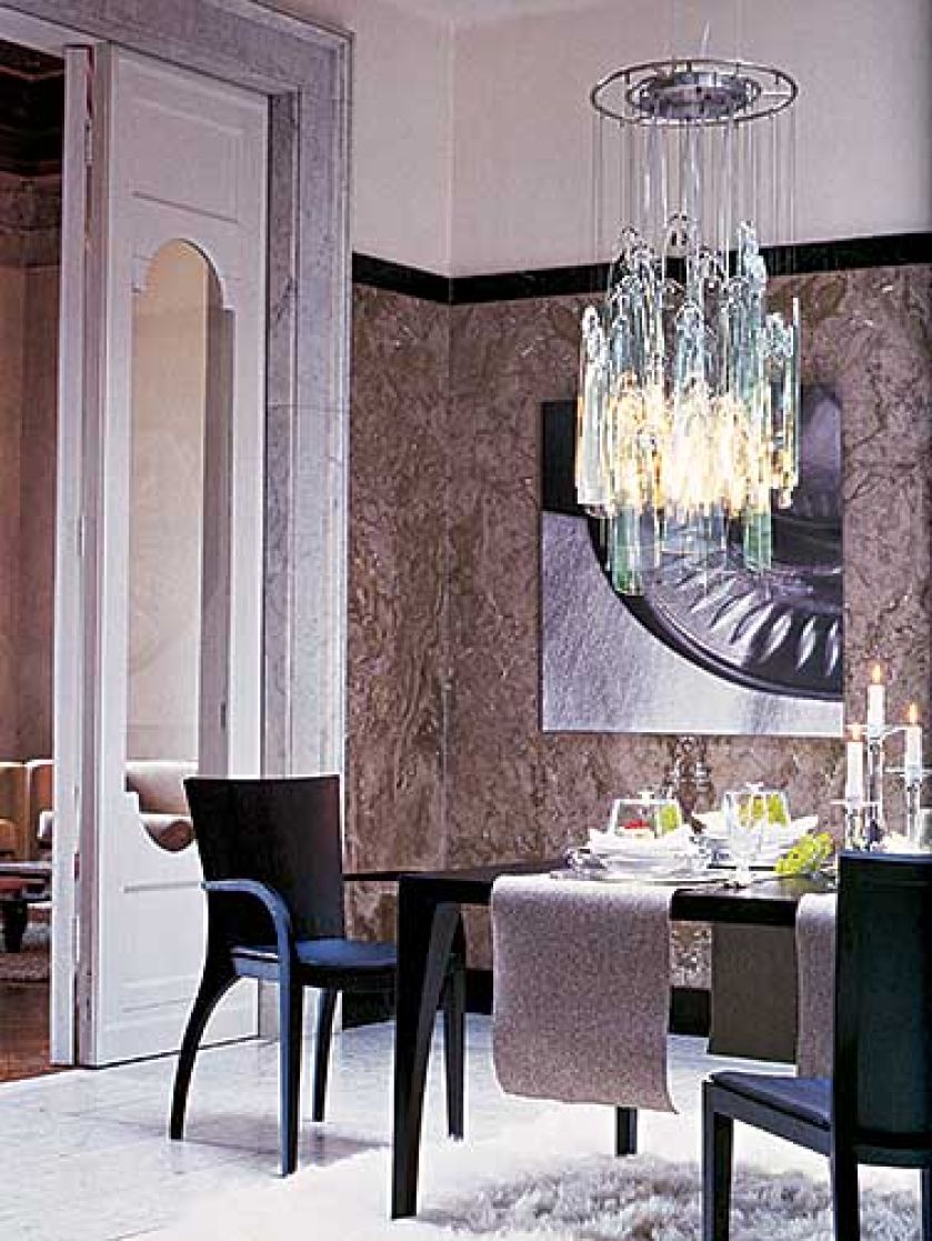 Żyrandol La Fenica to 36 elementów dmuchanego szkła zawieszonych na niklowanej podstawie - kosztuje 2150 euro. CASA MIA