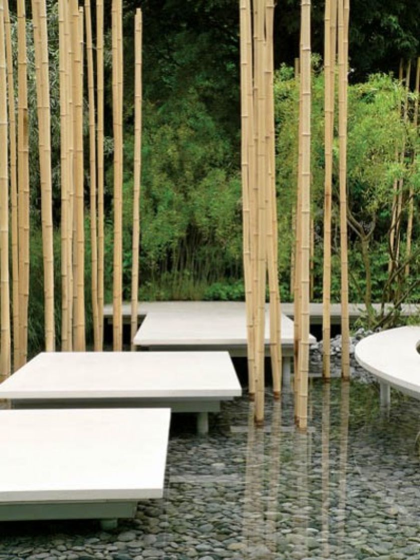 Bambusowe tyczki i kamienne stopnie montowane na metalowych stelażach prowadzą w głąb ogrodu. ARCHIKRAJOBRAZ