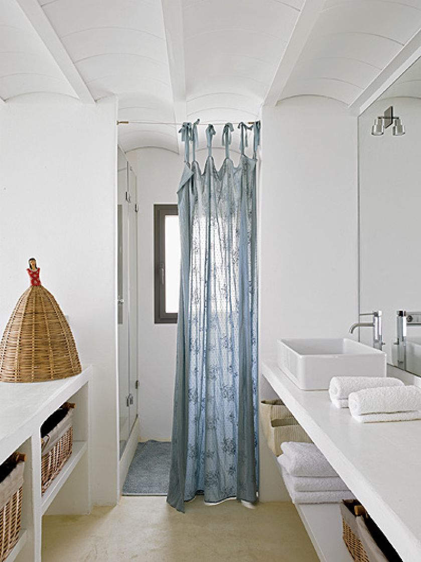 Biel, błękit i naturalny kolor drewna.