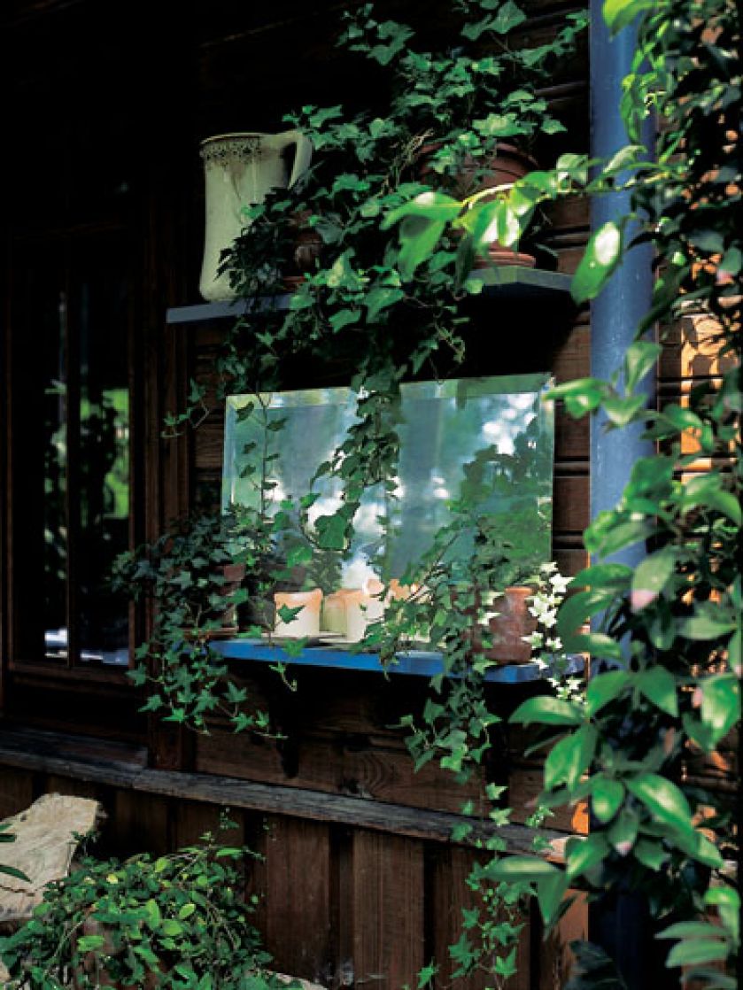 Bluszcz - na razie w doniczkach. Właśnie takie drobiazgi sprawiają, że dom wygląda, jakby stał tu od lat.