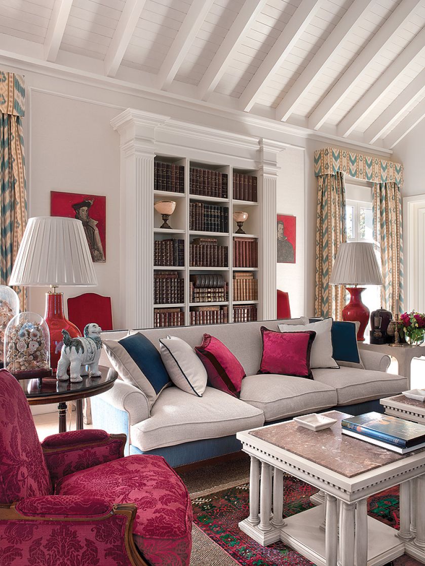 Chińska porcelana, antyki i współczesne meble - takie połączenie wymaga odwagi.