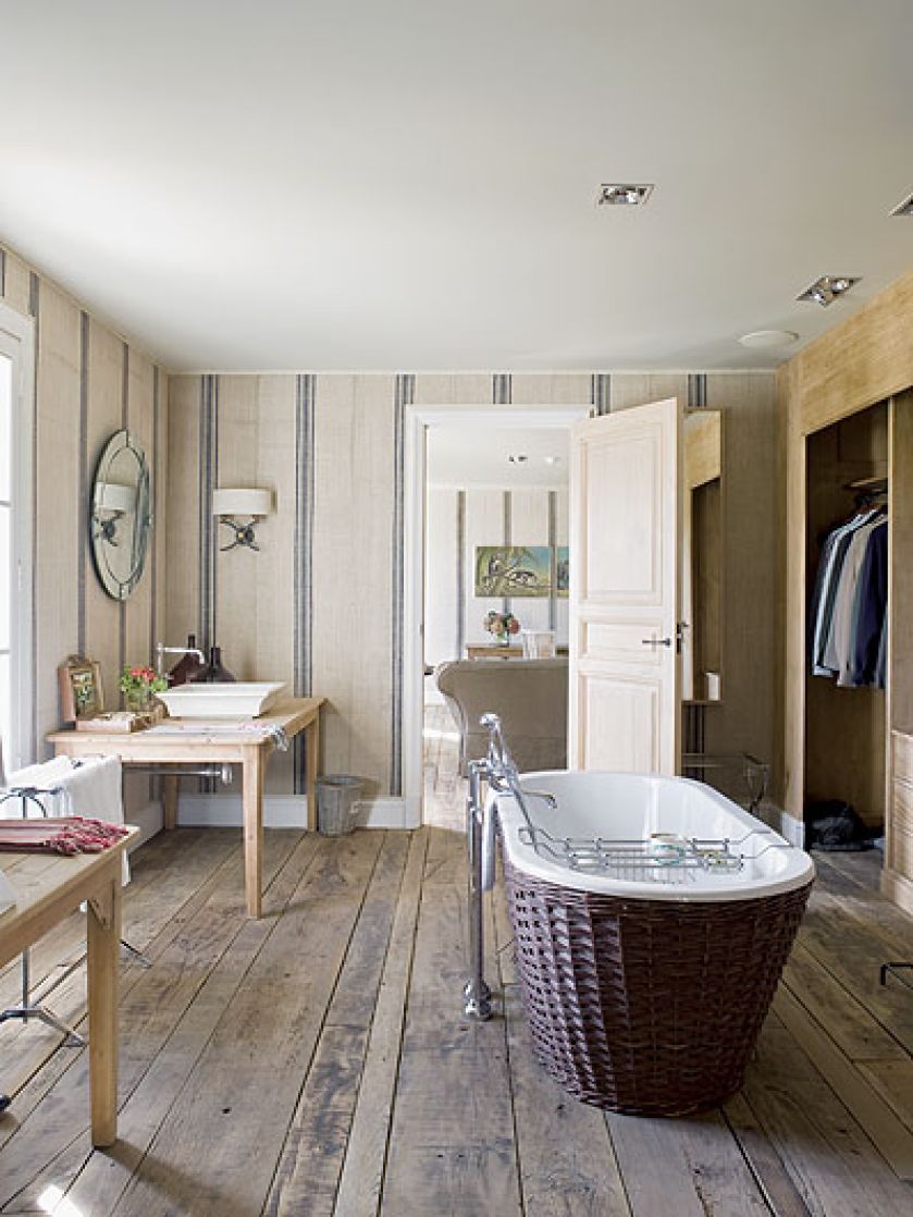 Łazienka z wolnostojącą wanną. Rustykalno-prowansalski styl.
