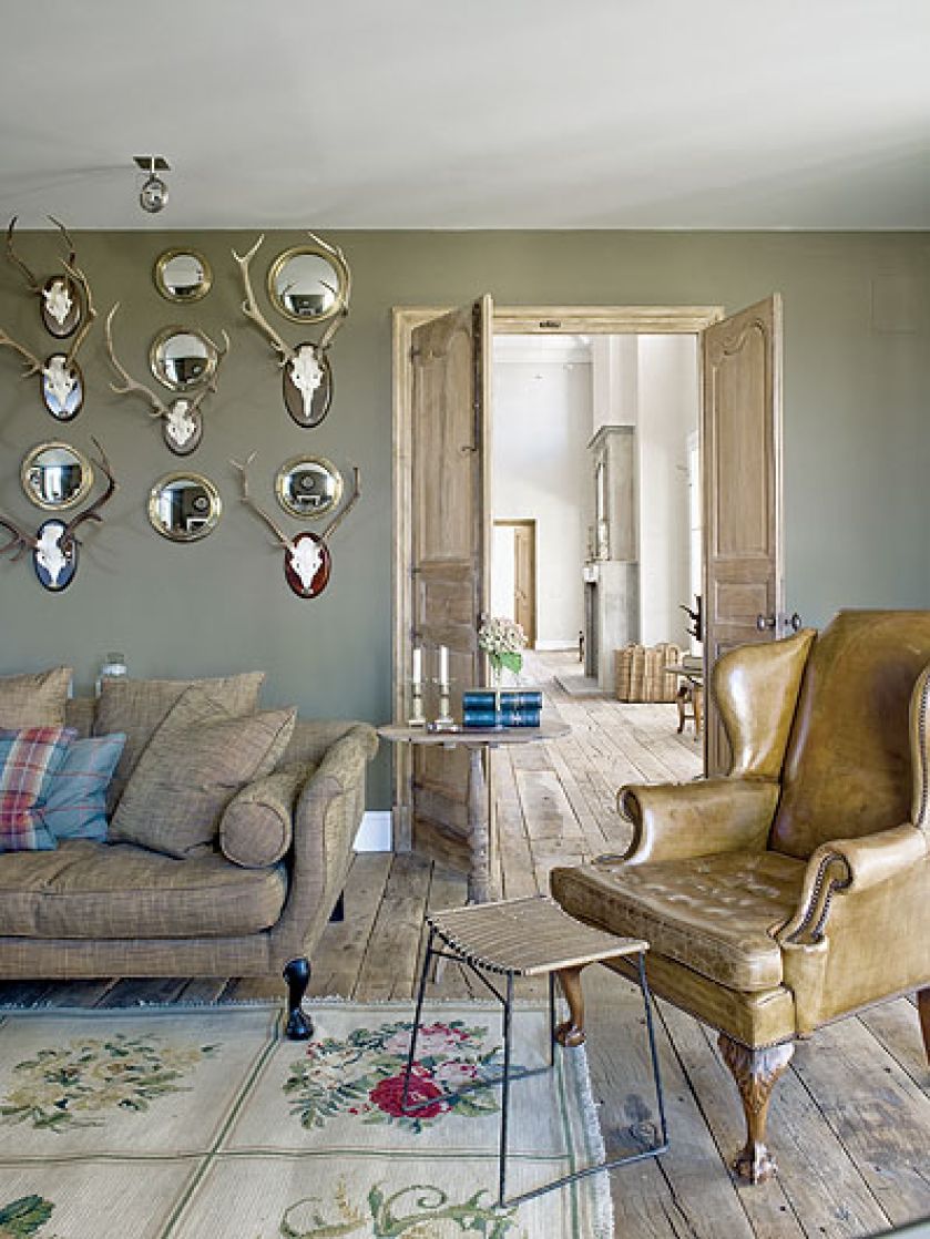 Dekoracja z luster i poroży. Wiejska posiadłość po hiszpańsku