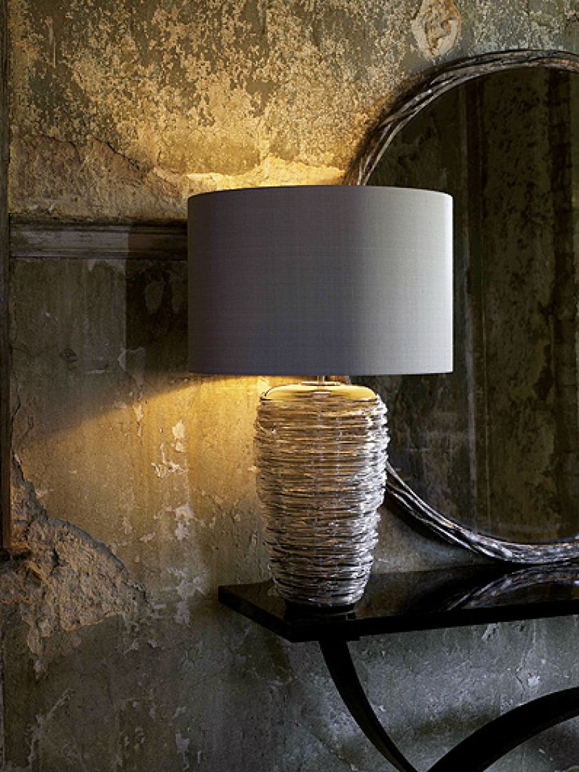 Do podstawy ze szkła dmuchanego dobrano tkaninowy abażur. Za lampę od Porta Romana zapłacimy 13 200 zł, decodore