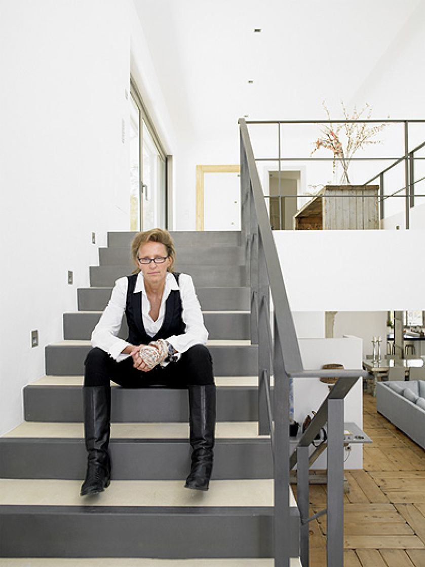 Dom stoi na urwisku porośniętym sosnowym lasem, a z tarasu widać bezludną wyspę. Urządzono go w kolorach natury: szarościach,