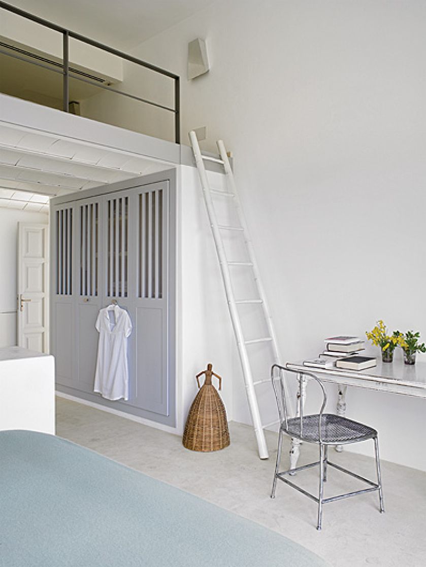 Dominuje biel i kilka odcieni błękitu oraz drewniane dodatki.