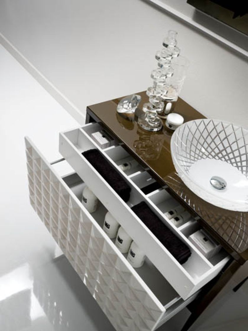 Dream – średnica 44 cm. Cena – 5480 zł. Szafka Diamante za 6145 zł. ONICA