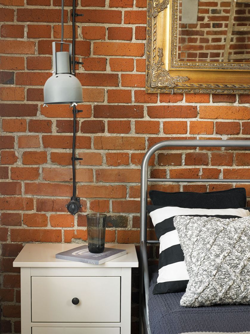 Fabryczne lampy znalezione w internecie, lustro – na targu staroci.