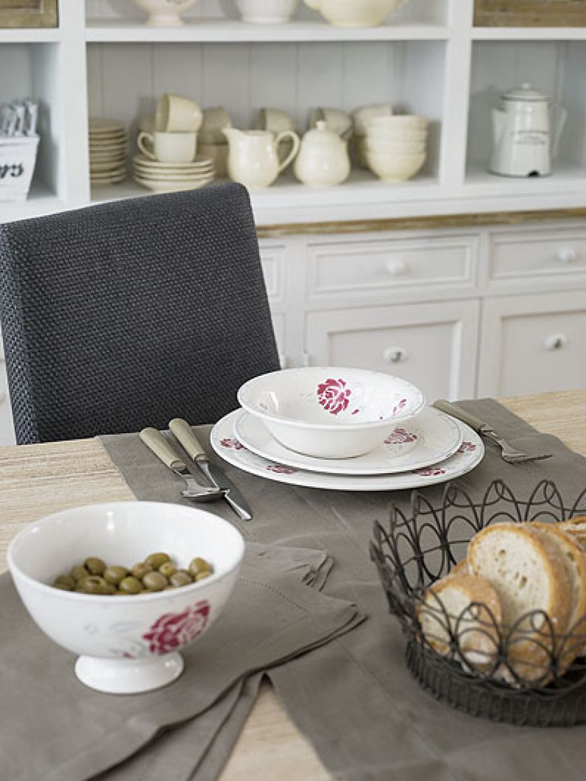 Francuskie drobiazgi - zastawa stołowa we wzór z peoniami, metalowe koszyczki, ściereczki. Wszystko z Compotoir