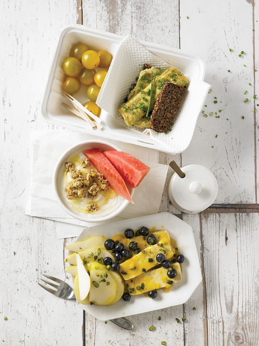 Jajo z curry na ciemnym chlebie. Nowalijki w stylu orientalnym