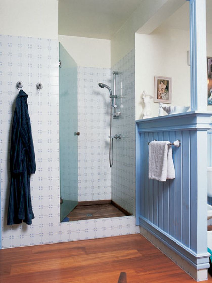 Jasnoniebieskie panele w wiktoriańskim stylu.