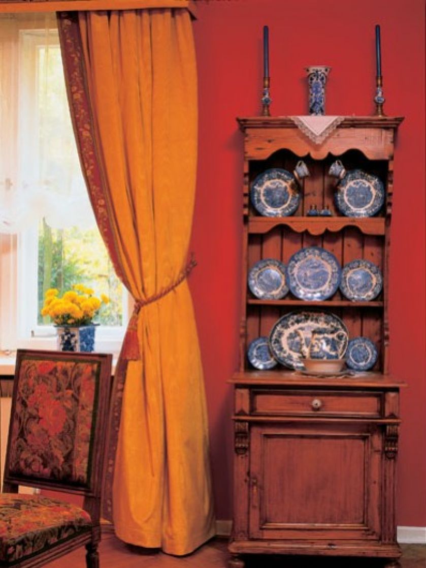 Serwantka z kolekcją porcelany