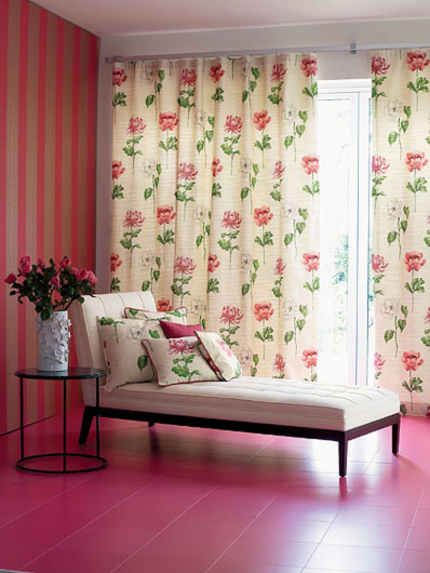 Kolekcja Options (Sanderson): zasłona Hana i poduszki po 334 zł/m, na łóżku – Lusso (286 zł/m). MAGIC HOME