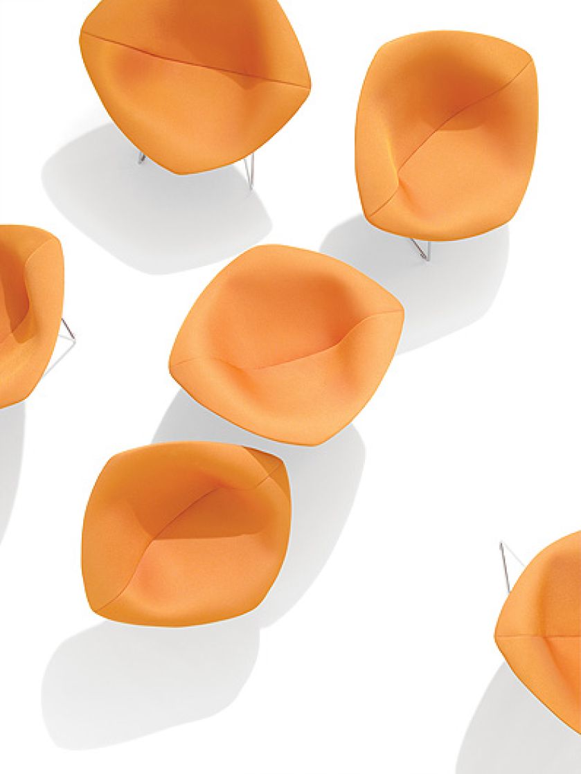 Krzesła Bird i Diamond projektu Harry’ego Bertoi, oba z 1952 r.