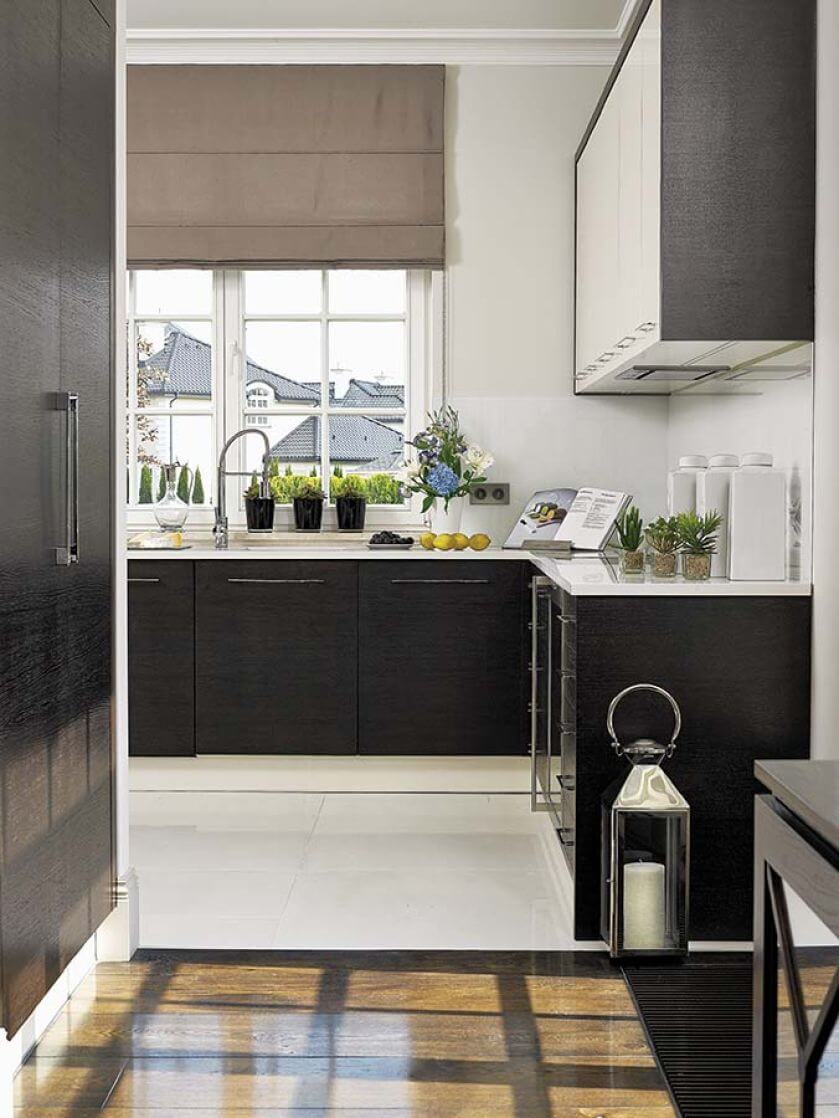 Kuchnię pod wymiar zrobiła firma Witolda Grali, podłogi są z hiszpańskiego gresu, blat z konglomeratu