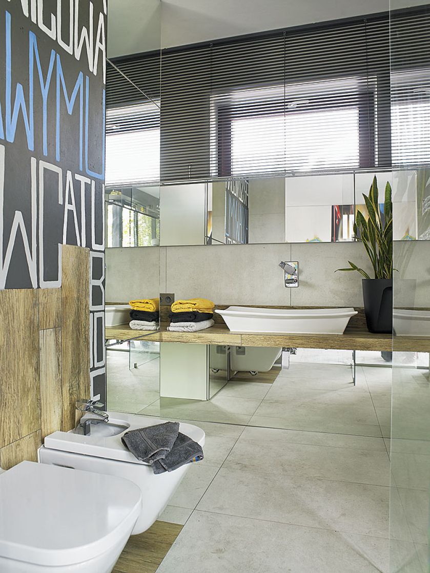 Łazienka pomalowana w litery. Dom z miliona pomysłów