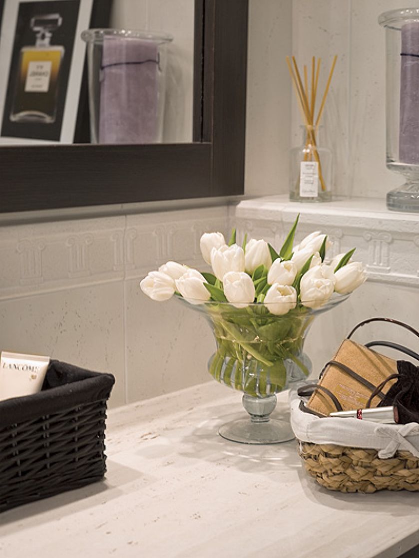 Łazienkowe meble z wenge właścicele zrobili na zamówienie. Dla kontrastu blat z trawertynu z firmy I-mar.