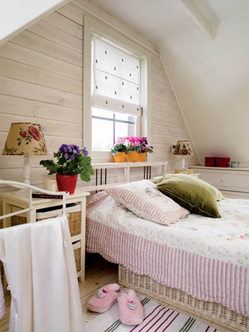 Łóżko zakupione zostało w IKEA. Dworek wystrojony na Wielkanoc